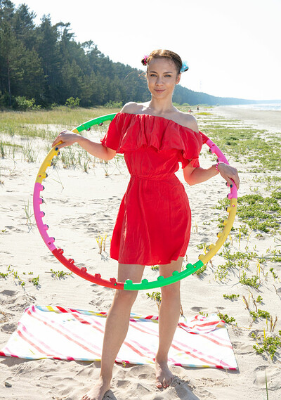 Model Nesti in Cutie In Red